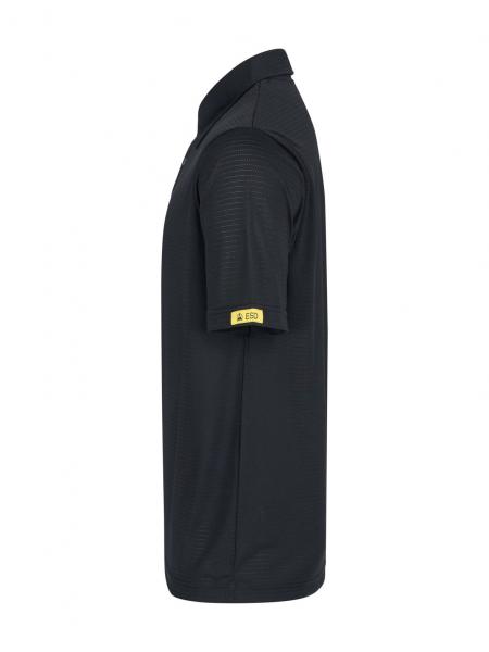Das Bild zeigt ein schwarzes Poloshirt mit kurzen Ärmeln, einem Kragen und einem gelben Etikett an einem Ärmel. Es ist in schlanker Form und einfarbig gehalten.