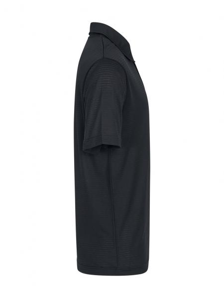 Das Bild zeigt ein schwarzes Polohemd, das seitlich präsentiert wird. Es hat kurze Ärmel, einen klassischen Kragen und eine gerade Passform. Die Oberfläche ist glatt.