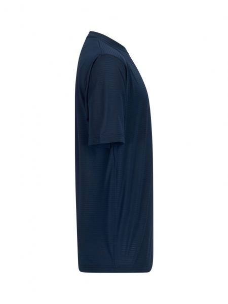 Das Bild zeigt ein dunkelblaues T-Shirt in Seitenansicht. Es hat kurze Ärmel und eine gerade Form, wirkt locker und ist aus einem glatten, dünnen Material gefertigt.