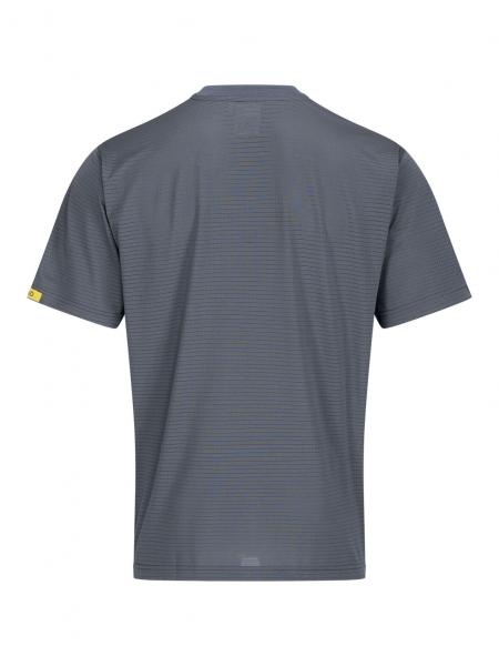 Das Bild zeigt ein graues T-Shirt mit einem einfachen, gestreiften Muster. Es hat kurze Ärmel, einen runden Halsausschnitt und eine lockere Passform. An der linken Seite ist ein kleines Logo.
