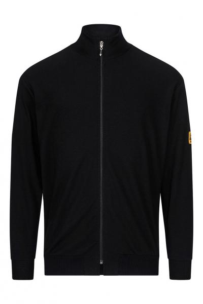 Das Bild zeigt eine schwarze Sweatjacke mit Reißverschluss und Stehkragen. Die Jacke hat lange Ärmel und ist schlicht, ohne auffällige Muster. Ein kleines Logo ist an einem Ärmel angebracht.