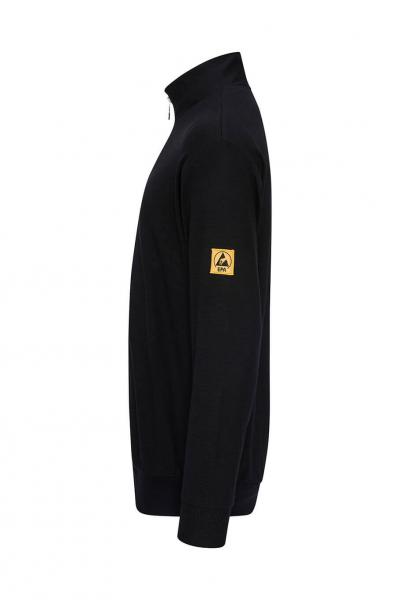 Das Bild zeigt einen schwarzen Pullover mit Stehkragen und einem gelben Logo auf dem Ärmel. Er hat einen schlichten, eleganten Schnitt und ist einfarbig.