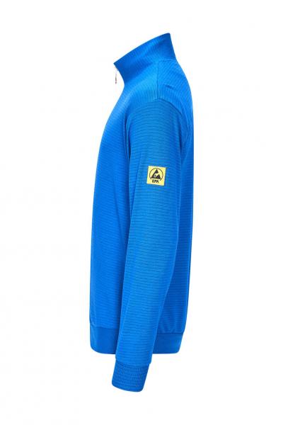 Das Bild zeigt einen blauen Pullover mit Stehkragen und langen Ärmeln. Er hat eine strukturierte Oberfläche und ein gelbes Logo auf dem linken Ärmel. Der Pullover ist seitlich abgebildet.