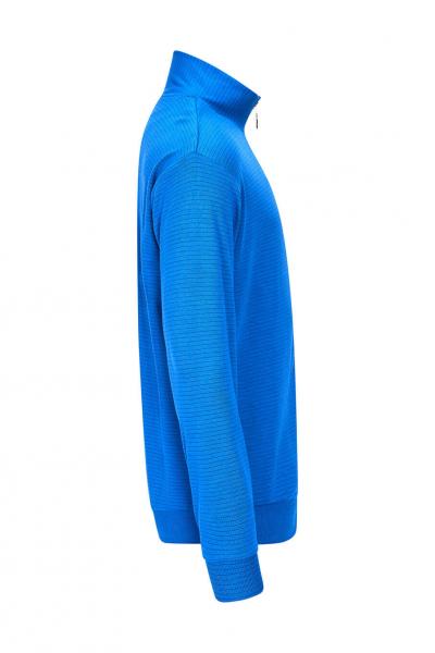 Das Bild zeigt einen blauen Pullover mit einem hohen Kragen. Der Pullover hat lange Ärmel und ist einfarbig. Die Oberfläche weist eine strukturierte Verarbeitung auf.
