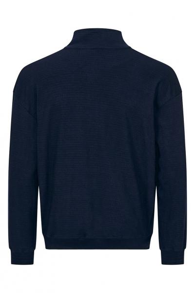 Das Bild zeigt einen dunkelblauen Pullover mit einem hohen Kragen und langen Ärmeln. Die Rückansicht ist klar strukturiert, ohne Muster oder auffällige Details.