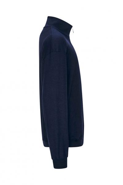 Das Bild zeigt einen blauen Pullover im Seiteneinschnitt. Er hat einen hohen Kragen und lange Ärmel. Der Stoff wirkt glatt und hat eine sportliche, bequeme Form.
