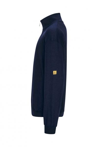 Das Bild zeigt einen dunkelblauen Pullover mit Stehkragen. Er hat lange Ärmel und eine schlichte, stilvolle Form. Am linken Ärmel befindet sich ein gelbes Logo.
