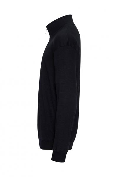 Das Bild zeigt einen schwarzen Pullover aus einem weichen Material. Er hat einen hohen Kragen und lange Ärmel, die an den Handgelenken leicht eng sind. Der Pullover wirkt schlicht und elegant.