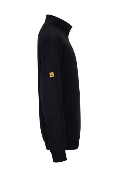 Das Bild zeigt einen dunkelblauen Pullover mit Stehkragen. An einem Ärmel befindet sich ein kleines gelbes Logo. Der Pullover hat eine schlichte, elegante Form und wird von der Seite dargestellt.