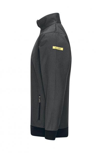 Das Bild zeigt eine graue Jacke mit Stehkragen. Die Jacke hat eine feine Struktur und einen Reißverschluss. Ein gelbes Logo ist an der linken Schulter angebracht. Der Saum ist schwarz.