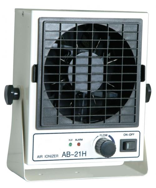 Das Bild zeigt einen kompakten Luftionisierer mit einem quadratischen Ventilator in der Mitte. An der Vorderseite befinden sich Schalter und ein Drehknopf für die Einstellungen.