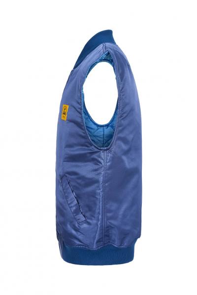 Das Bild zeigt eine ärmellose, blaue Jacke mit einem gelben Logo. Die Jacke hat eine glatte Textur und seitliche Taschen. Sie wirkt sportlich und lässig.