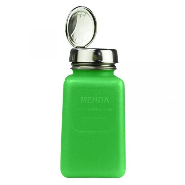Das Bild zeigt eine kleine, grüne Flasche mit einem Metallverschluss. Der Deckel ist aufklappbar, und der Schriftzug "MENDA" ist an der Vorderseite eingraviert.