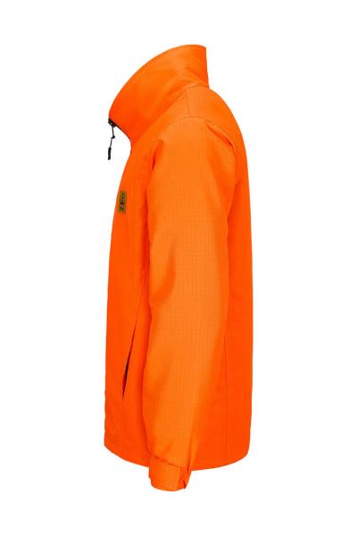 Das Bild zeigt eine orangefarbene Jacke in seitlicher Ansicht. Sie hat einen hohen Kragen und einen Reißverschluss. Die Oberfläche ist glatt, und es gibt eine kleine Tasche auf der Brust.