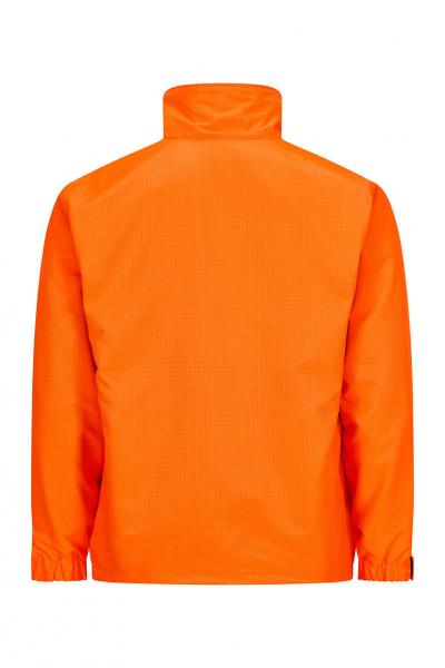 Das Bild zeigt eine hellorangefarbene Jacke von hinten. Sie hat einen hohen Kragen und elastische Bündchen an den Ärmeln. Der Stoff ist glatt und glänzend.