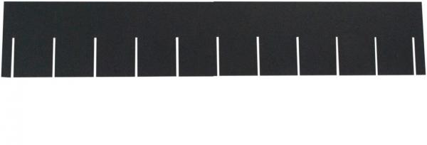 Das Bild zeigt ein schwarzes, rechteckiges Stück Material mit mehreren gleichmäßig verteilten weißen Einschnitten oder Schlitzen entlang der Oberkante.
