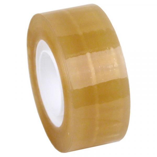 Das Bild zeigt eine Rolle durchsichtiges Klebeband. Die Rolle hat einen inneren weißen Kern und eine glänzende, beige Oberfläche. Sie ist zylindrisch und liegt flach.