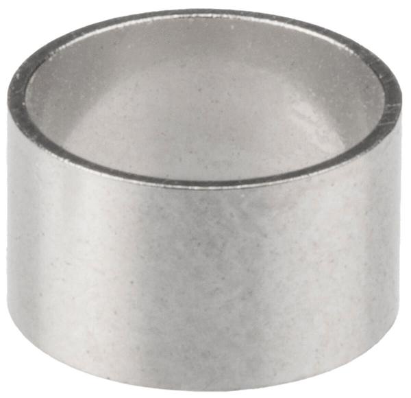 Es handelt sich um einen runden, silbernen Metallring. Die Oberfläche ist glatt und glänzend, der Innendurchmesser ist größer als der Außendurchmesser. Der Ring steht auf einer flachen Fläche.