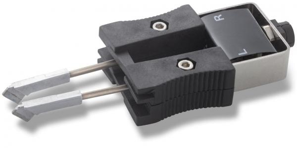 Das Bild zeigt einen technischen Stecker mit zwei metallischen Kontakten. Er hat einen schwarzen Kunststoffgriff und einen Hebel für die Steuerung, der die Buchstaben ?L? und ?R? trägt.