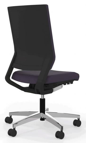 Der Bürostuhl hat eine hohe, gerade Rückenlehne und eine gepolsterte Sitzfläche. Er steht auf einem fünfstrahligen Fuß mit Rollen und ist in Schwarz und Grau gestaltet.