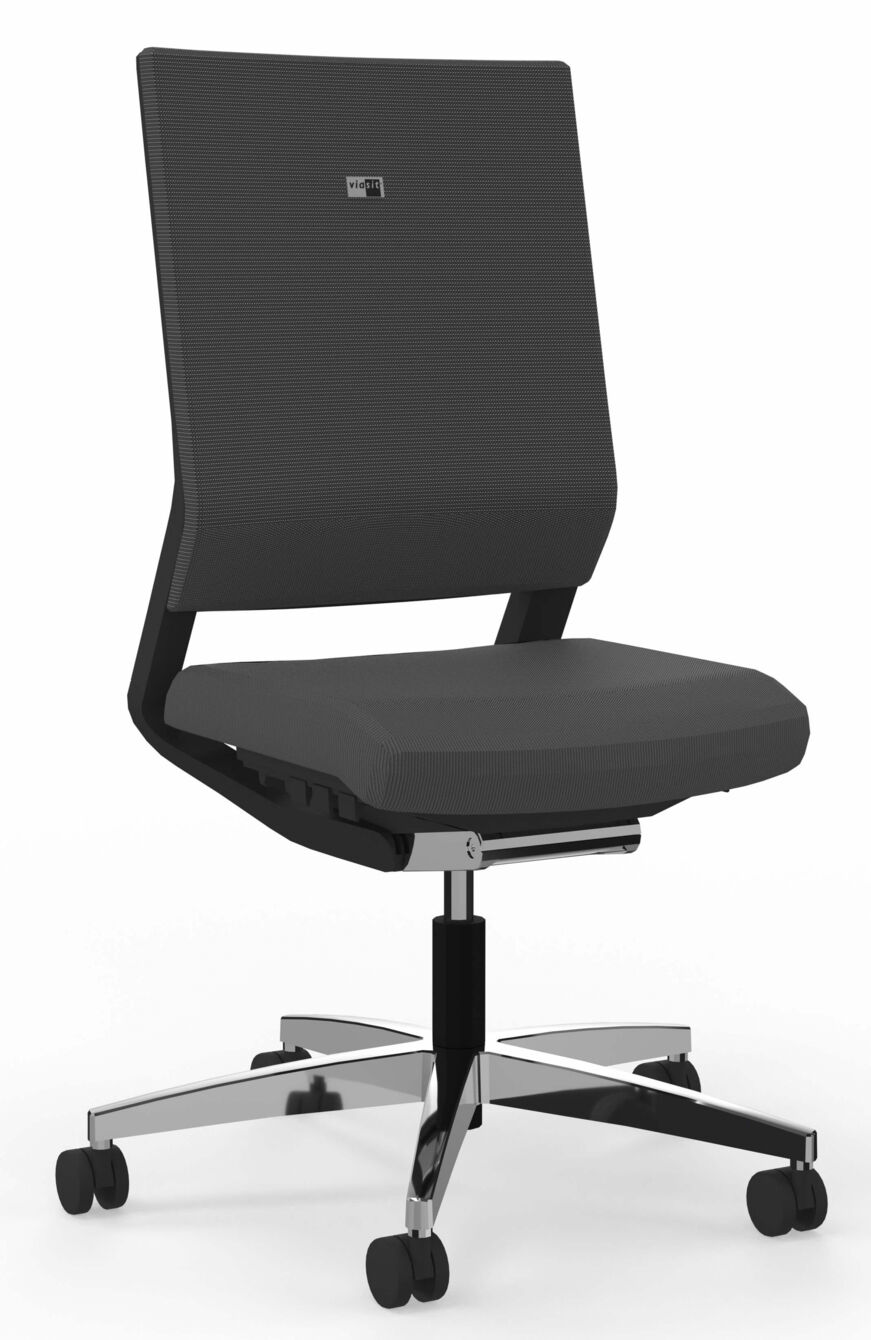 Der Stuhl hat eine schwarze, leicht strukturierte Rückenlehne und eine gepolsterte Sitzfläche. Er steht auf einem verchromten Fuß mit fünf Rollen und wirkt modern und funktional.