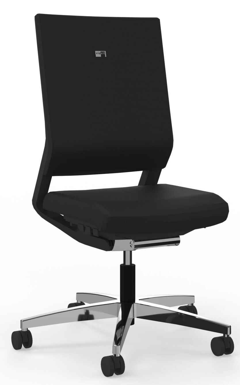 Der Stuhl hat eine hohe, schlichte Rückenlehne und eine breite Sitzfläche, beide in schwarz. Er steht auf einem verchromten, rollbaren Fußkreuz mit fünf Beinen.