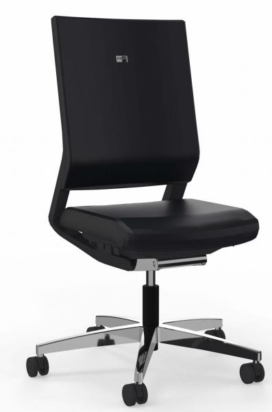 Der Stuhl hat eine schlichte, schwarze Sitzfläche und Rückenlehne. Die Lehne ist hoch und gerade. Er steht auf einem verchromten Fuß mit fünf Rollen, die mobile Nutzung ermöglichen.