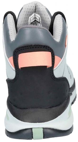 Das Bild zeigt die Rückseite eines Sneakers. Der Schuh hat eine graue Ferse mit einem schwarzen Einsatz und einem orangenen Akzent. Die Sohle ist hell und leicht transparent.