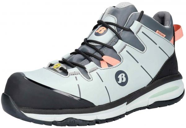 Der Schuh ist ein sportlicher Halbschuh in Hellblau mit schwarzem Gummischutz an der Spitze. Er hat schwarze Schnürsenkel, orange Akzente und eine griffige Sohle.