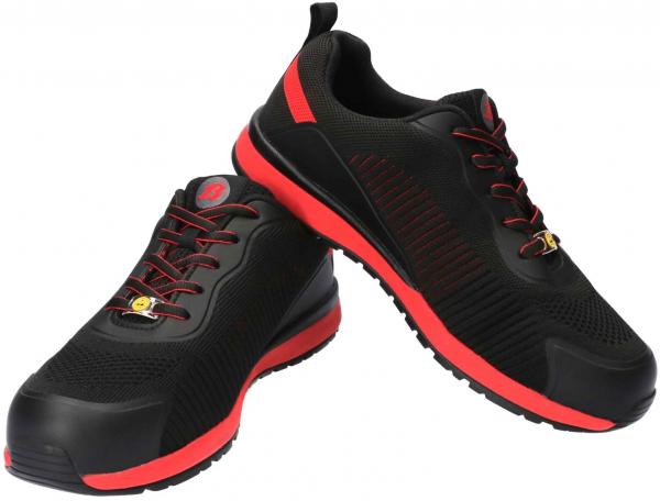 Das Bild zeigt ein Paar schwarze Sportschuhe. Sie haben rot-gelbe Akzentlinien und eine strukturierte Oberfläche. Die Sohlen sind robust und bieten guten Halt. Die Schnürsenkel sind rot.