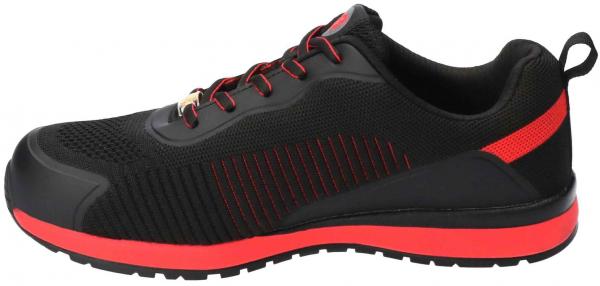 Der Schuh ist schwarz mit roten Akzenten. Die Oberfläche ist aus strukturiertem Material, und er hat eine rutschfeste Sohle. Die Schnürsenkel sind in der Mitte und die Ferse ist verstärkt.