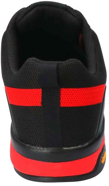 Das Bild zeigt einen Sportschuh von hinten. Der Schuh ist überwiegend schwarz mit roten Streifen. Die Sohle ist stabil und hat ein geringes Profil. Das Material wirkt atmungsaktiv und robust.