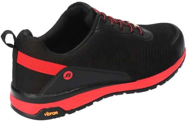 Der Schuh ist niedrig geschnitten, hauptsächlich schwarz mit roten Akzenten. Er hat ein atmungsaktives Obermaterial, eine rutschfeste Sohle und auffällige Schnürsenkel. Ideal für Aktivitäten.