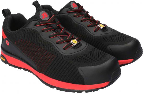 Das Bild zeigt ein Paar sportliche Schuhe. Sie sind hauptsächlich schwarz mit roten Akzenten. Die Oberfläche ist aus einem atmungsaktiven Material, und die Sohle ist robust mit einem Profil.