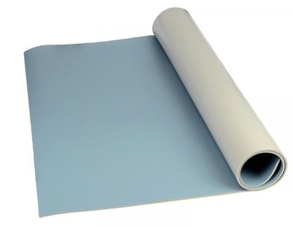 Das Bild zeigt ein Stück blauen Kunststoff in einer Rollform. Ein Teil der Rolle ist abgerollt und flach auf einer Oberfläche ausgelegt. Die Farbe ist gleichmäßig und matt.