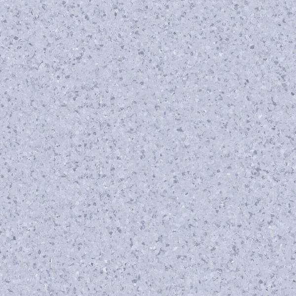 Das Bild zeigt eine gleichmäßige, helle graue Oberfläche mit feinen Körnern und Struktur. Die Farbe wirkt kühl und modern, ideal für nüchterne, zeitgemäße Innenräume.