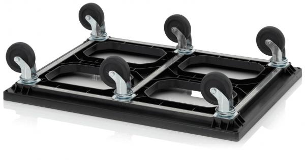 Das Bild zeigt eine schwarze Plattform mit vier gummierten Rollen. Die Rollen sind aus Metall und ermöglichen einfaches Bewegen. Die Plattform hat quadratische Aussparungen und eine stabile Form.