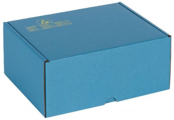 Die Box ist rechteckig, aus festem Karton und hat eine hellblaue Farbe. Sie hat eine Einstecklasche zum Öffnen und ist mit einem gelben Symbol und weiteren Informationen bedruckt.