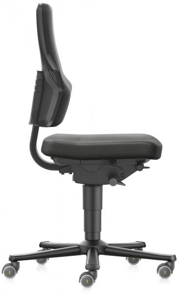 Ein Bürostuhl mit schwarzem, ergonomischen Stoffbezug. Er hat eine hohe Rückenlehne, eine gepolsterte Sitzfläche und fünf Rollen auf einem stabilen Fuß. Höhe ist verstellbar.