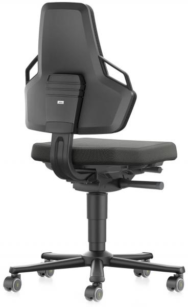 Auf dem Bild ist ein moderner Bürostuhl zu sehen. Er hat eine schwarze, ergonomische Rückenlehne mit Armlehnen und eine grüne Sitzfläche. Der Stuhl steht auf einem Drehgestell mit Rollen.