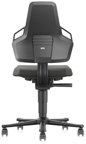 Der Stuhl ist ein ergonomischer Bürostuhl in Schwarz. Die Rückenlehne hat eine hohe, konturierte Form mit seitlichen Griffen. Der Sitz ist gepolstert und auf einem stabilen, rollenbasierten Gestell montiert.