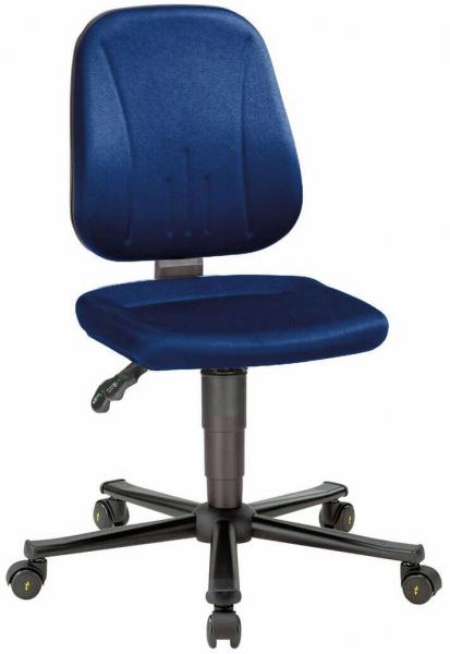 Der Bürostuhl hat einen blauen Bezug und eine hohe Rückenlehne. Er steht auf einem rollenden Fuß mit fünf Rädern und hat eine verstellbare Höhe. Die Armlehnen fehlen.