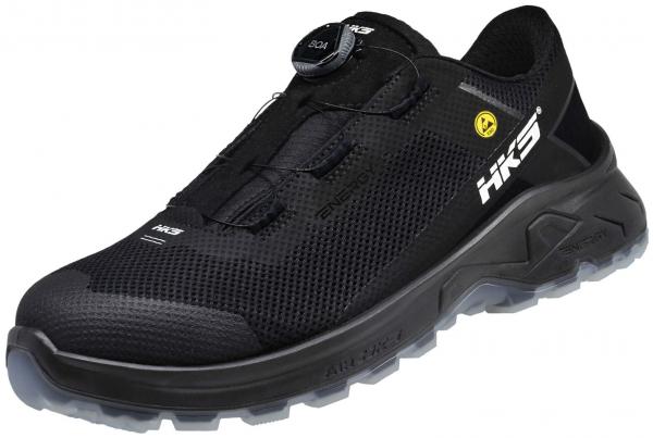 The shoe is black, sporty, and has a modern design. The upper is made of breathable material. A quick lacing system with a twist lock ensures a good fit. The sole is slip-resistant.
