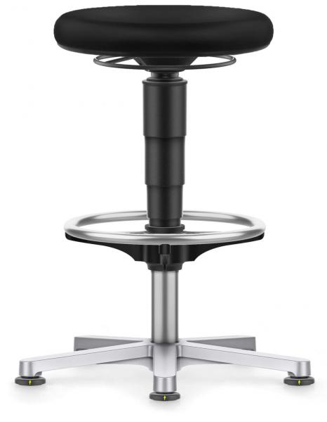 Der Hocker hat eine runde, schwarze Sitzfläche und eine verstellbare Höhe. Er steht auf einem stabilen, verchromten Fuß mit fünf Rollen. Die Basis ist in einem sternförmigen Design.