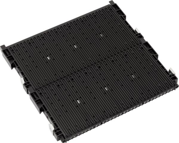 Das Bild zeigt eine rechteckige, schwarze Kunststoffplatte mit vielen parallelen Rillen. Sie hat an den Kanten kleine Haken oder Laschen und wirkt robust und flach.