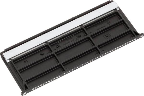 Das Bild zeigt eine schwarze, rechteckige Platine mit mehreren horizontalen und vertikalen Rillen. Oben ist eine silberne Leiste angebracht, die eine glatte Oberfläche hat.