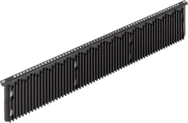 Ein langer, schmaler Gegenstand in Schwarz, mit vielen parallel verlaufenden Rillen. Auf einer Seite sind Zahlen eingeprägt. Er sieht aus wie ein Teil für eine technische Anwendung.