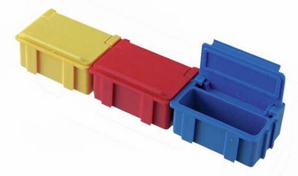 Das Bild zeigt vier rechteckige, stapelbare Plastikbehälter in den Farben Gelb, Rot und Blau. Die Behälter sind offen, wobei zwei übereinander stehen und einer separat. Sie sind in einer Reihe angeordnet.