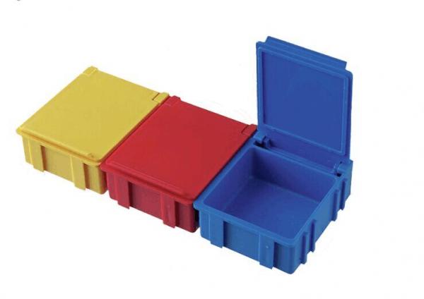 Das Bild zeigt drei rechteckige Kunststoffboxen in den Farben Gelb, Rot und Blau. Die gelbe und rote Box sind geschlossen, die blaue Box ist geöffnet. Sie sind in einer Reihe angeordnet.