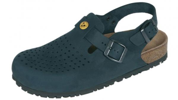 Der Schuh ist ein dunkelblauer Clog mit einer offenen Ferse und einem Riemen, der mit einer Schnalle verstellbar ist. Die Oberfläche hat Löcher für bessere Belüftung.